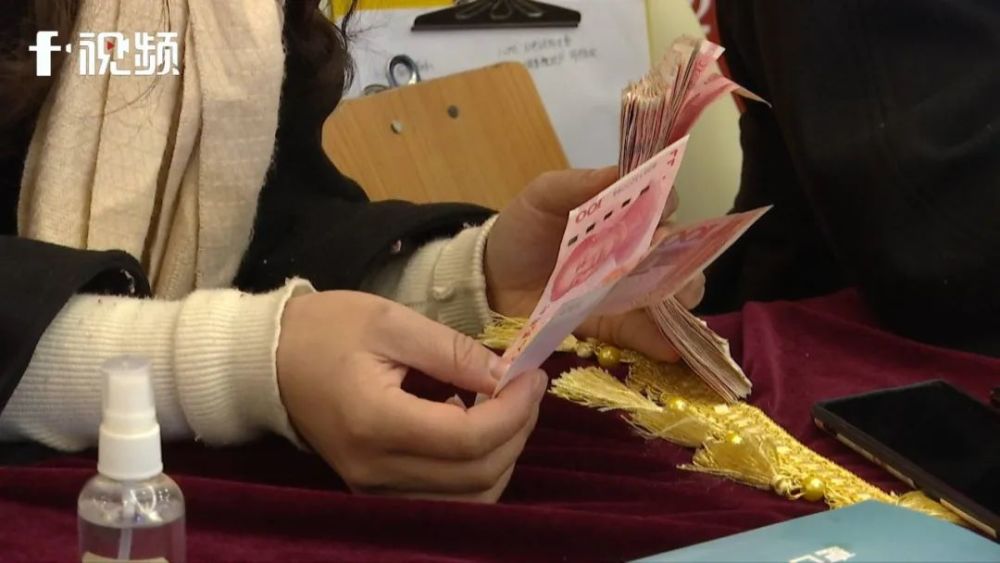 人手一个大红包长沙一小区业主今天排队领现金共计40万