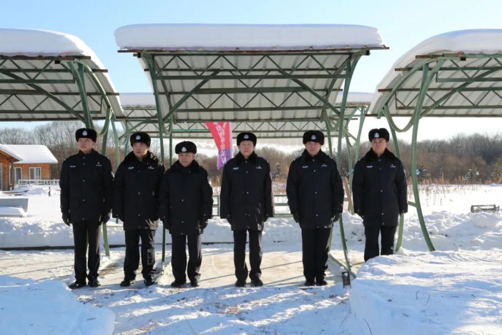 整训迎节伊春市公安局领导班子开展冬季整训寒地野外警务技能拉练深入