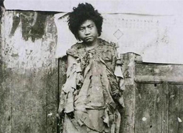 同治年间两乞丐街头耍人面蛇真相令人胆寒此非蛇而是人
