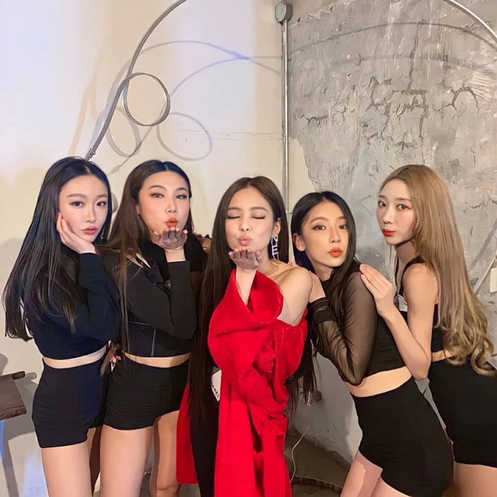 今天更新jennie的朋友圈——blackpink成员金珍妮合照特辑_腾讯新闻