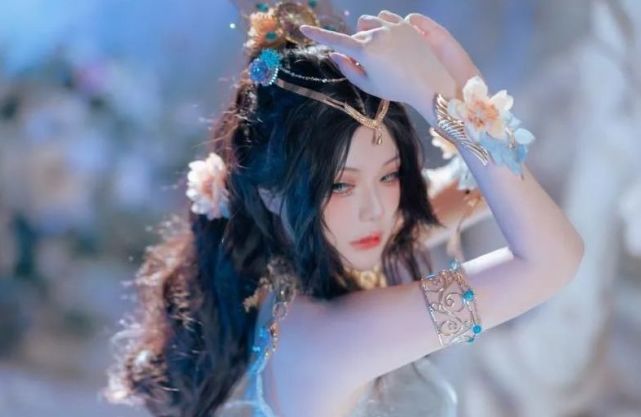 那么,大家觉得腐团儿适合这套花无痕cos装吗?