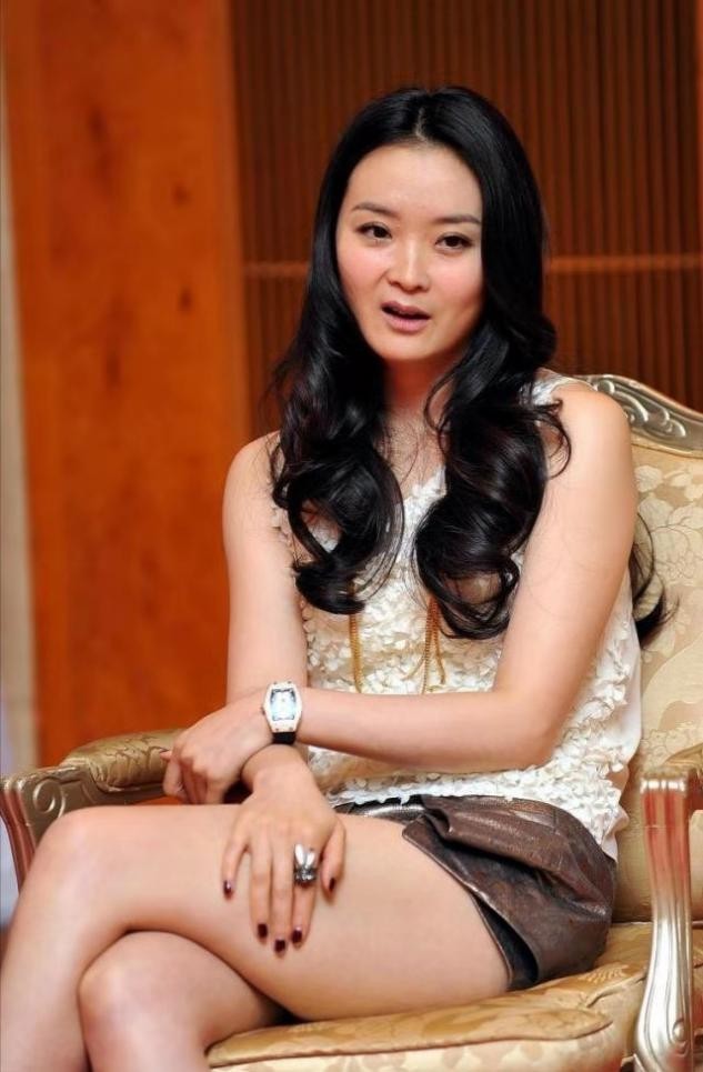 王艳不愧是豪门阔太无袖背心配短裤都穿出气质一双玉腿太吸睛