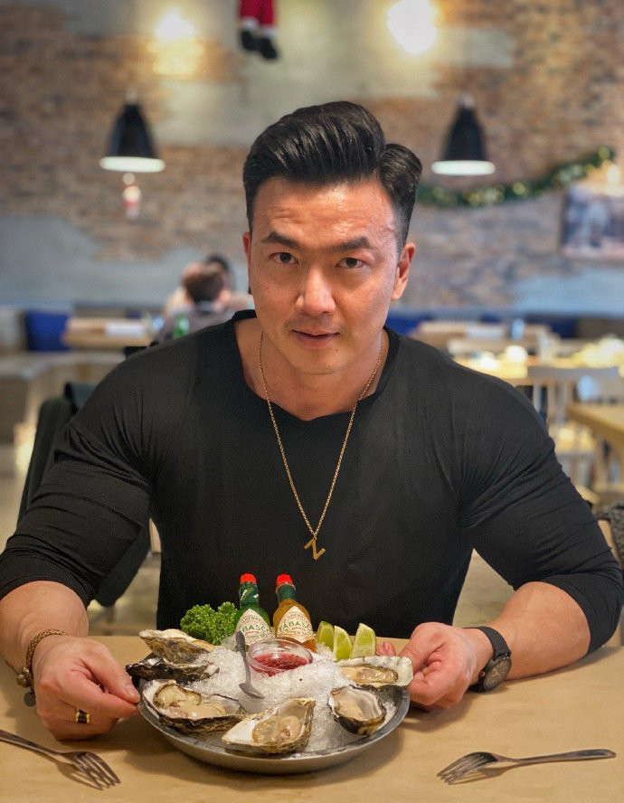 43岁的肌肉大叔,是主持人也是健身达人,霸气麒麟臂健壮给力!_腾讯新闻