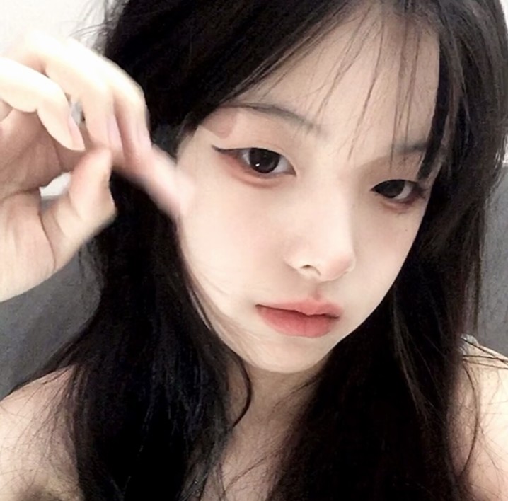 情绪女头风格文案我的存在正应了那句lovely天才