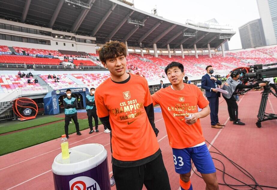 冠军有温度金敬道身穿吴兴涵球衣庆祝夺冠暖心一幕昨日重现