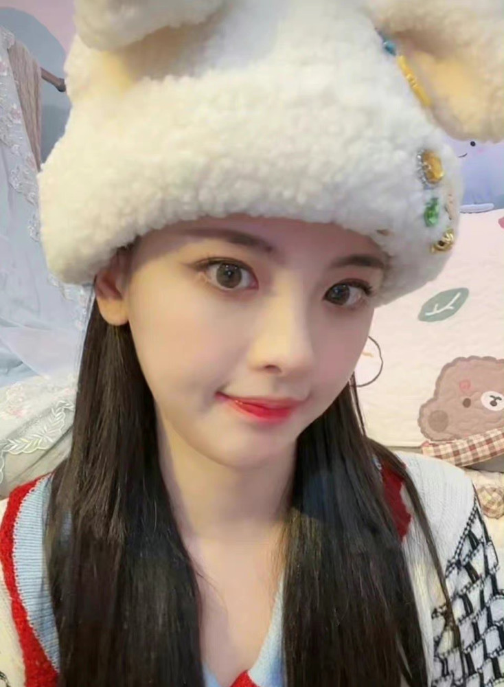 杨超越成新晋纯欲风天花板?堪称gc脸模板,各种氛围造型美到撩人插图8