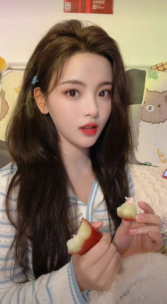 杨超越成新晋纯欲风天花板?堪称gc脸模板,各种氛围造型美到撩人插图9