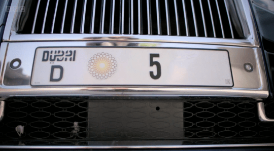 迪拜男子因车牌号不好被拒进酒店竟花5700万买下一块新车牌