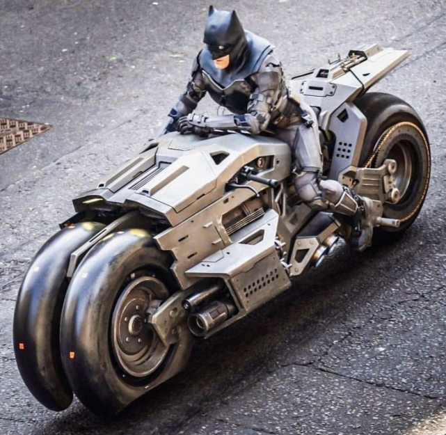 比如自己的离婚,扎导女儿的自杀,片子的补拍等等,或许