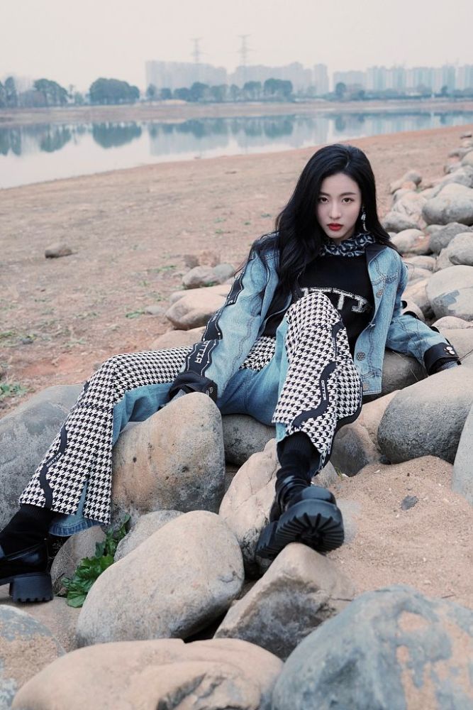 孙芮牛仔造型现身品牌活动金沙湖边享受落日余晖