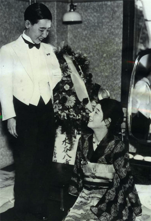 川岛芳子旧照结婚时一脸不情愿枪决后面目全非尸体无人认领