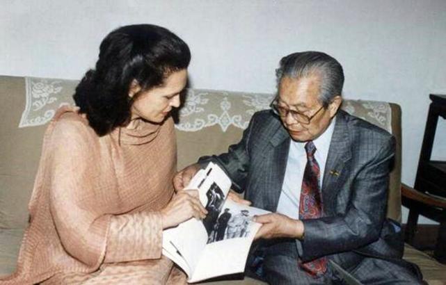 他是新中国第五任外交部部长曾担任朱老总秘书67岁官至副国级