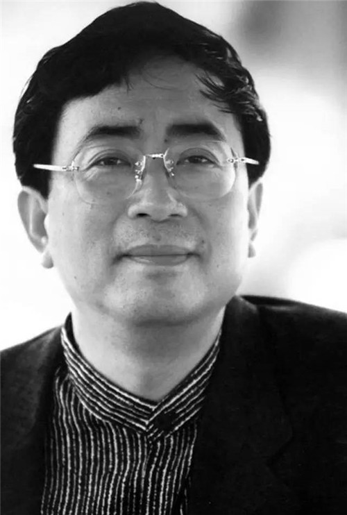 作家余秋雨抛弃相伴14年原配迎娶小16岁女演员现状如何