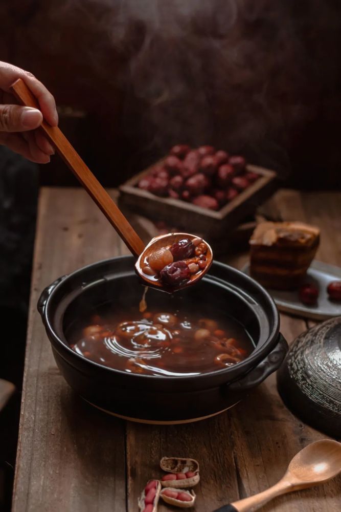 腊七腊八,冻死寒鸦,在最冷的时节,煮一锅消寒腊八粥,温暖你我.