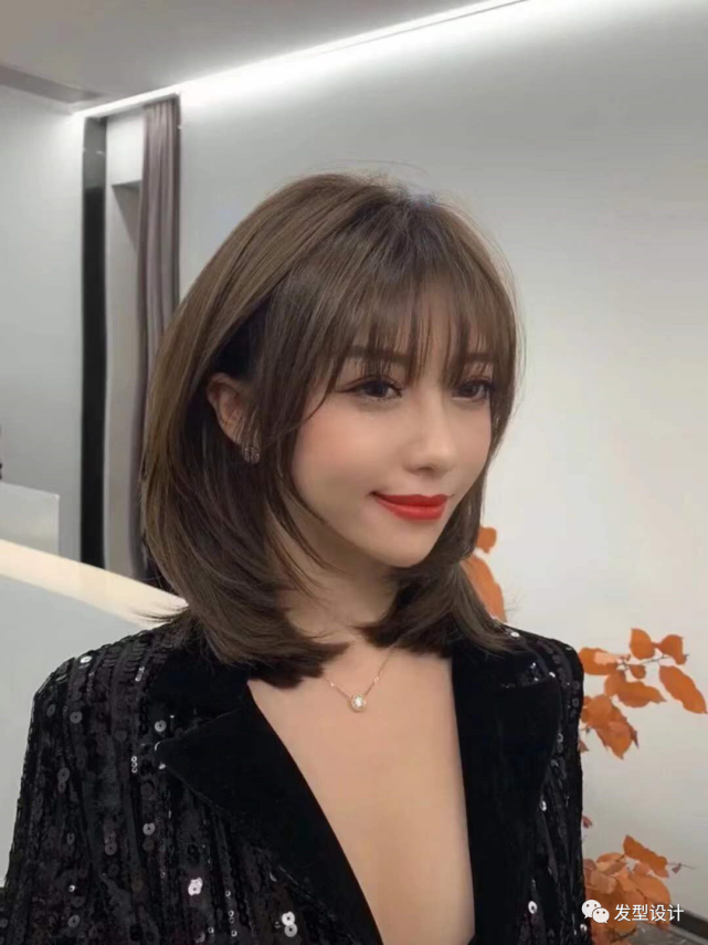 大气又显气质的侧分刘海锁骨发,成熟中带着甜美感,微卷的侧分刘海修饰