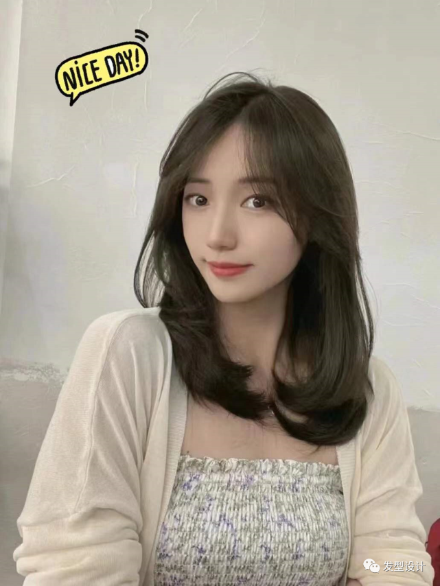 大气又显气质的侧分刘海锁骨发,成熟中带着甜美感,微卷的侧分刘海修饰