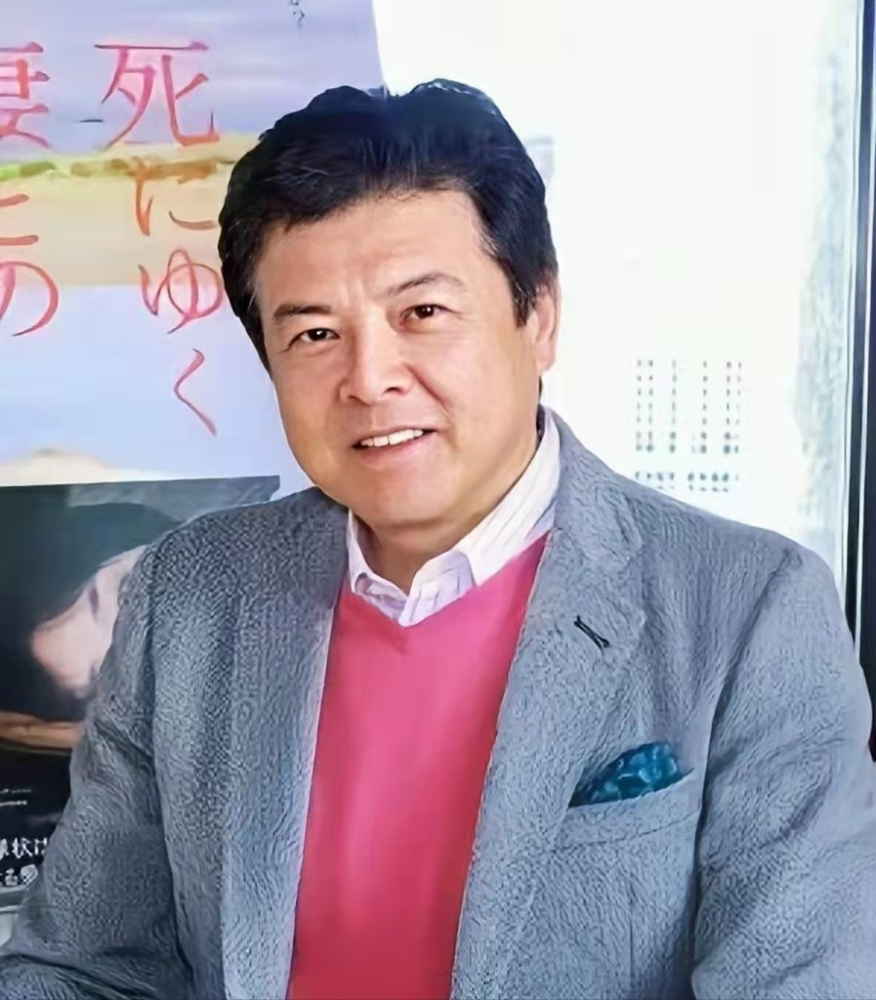 三浦友和老了也帅气,穿西装配衬衫,网友直呼:他胖了却不觉油腻