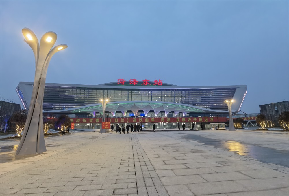 菏泽东站公交车站站前广场换乘指示牌菏泽东站出租车候车区旅客换乘