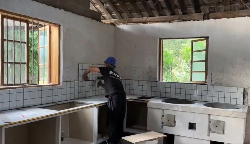 他回到乡下改造老式厨房将脏旧石砌灶台重做橱柜干净整洁多了