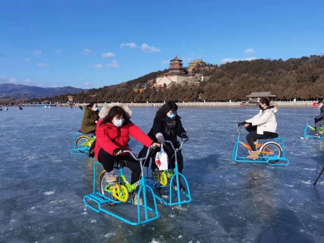 北京最大冰場今起迎客親子冰車延續兒時記憶