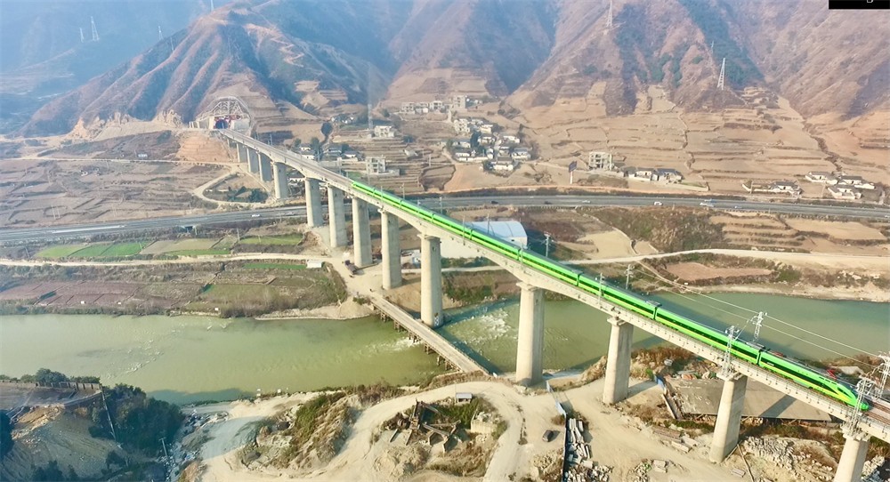 动车开进大凉山迈入动车时代凉山州首趟动车发车