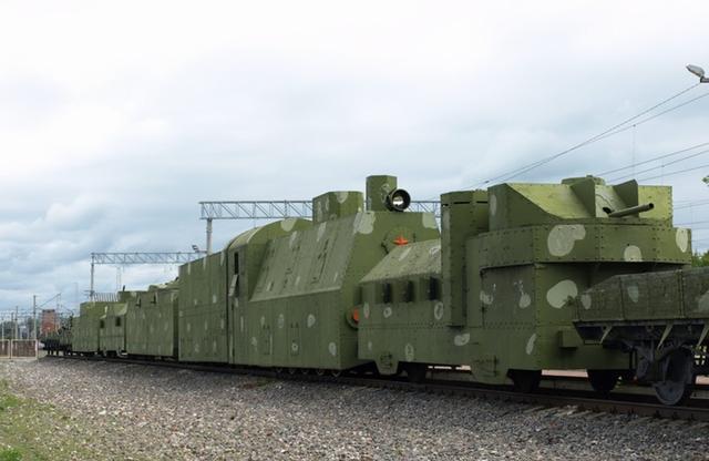 盘踞在高加索的苏联钢铁巨蟒高加索战役中的苏军装甲列车