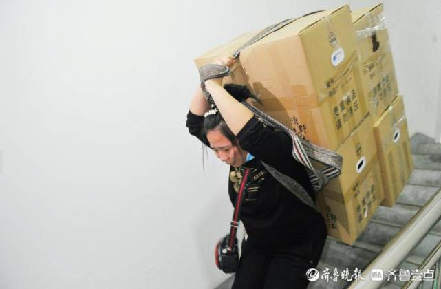 拾光见过女搬家工吗济南27岁母亲做搬家一姐扛出幸福生活