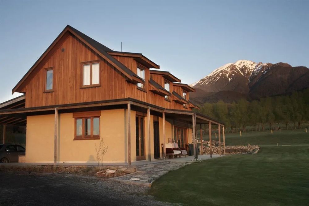 最近这种土房子在新西兰很流行就地取材冬暖夏凉