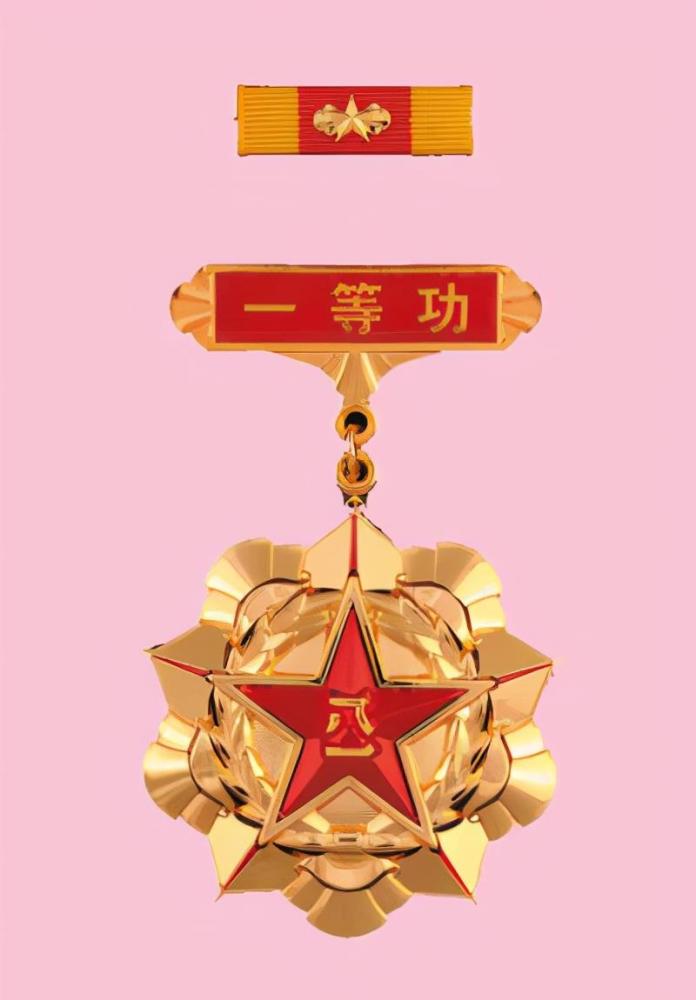 一等功勋章根据父亲的遗愿,儿子操办了一场简朴的葬礼,到场的都是挚友