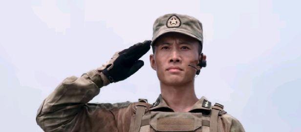 戰狼龍小云25歲已是正團級中校吳京沒把軍銜搞明白鬧了烏龍