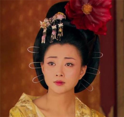 而她的情敌萧淑妃盛宠且有孩子,为了打击萧淑妃,王皇后便建议将武则天