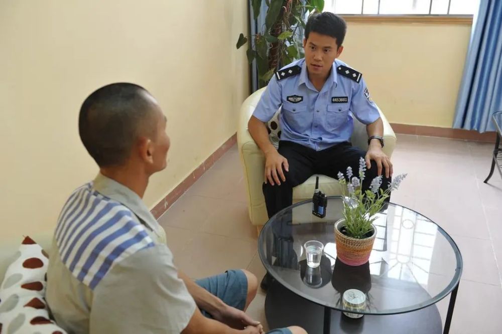 警徽闪烁在监狱戒毒警察的头顶见证这份特殊的荣光