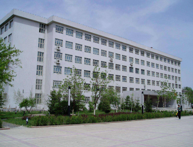 石河子大學位於新疆石河子市,是211工程大學,以及世界一流學科建設