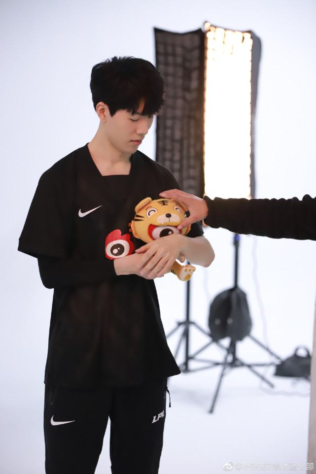 wbg分享:theshy定妆照拍摄花絮