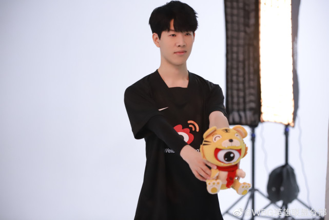 wbg分享:theshy定妆照拍摄花絮