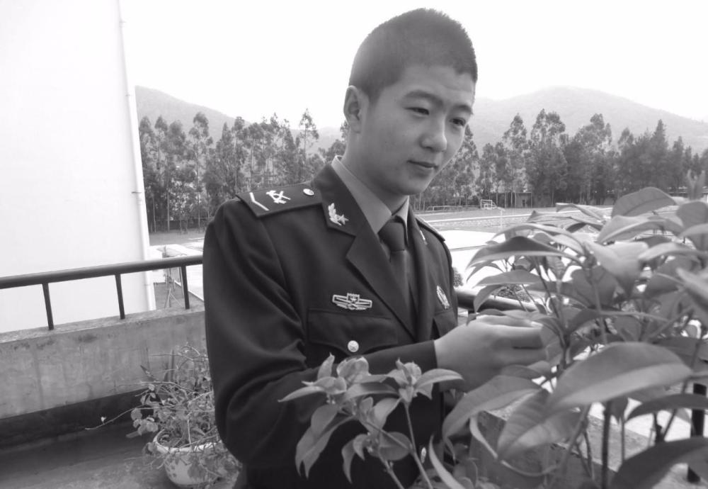 在来到部队的当晚,刘景泰心情激动,彻夜难眠,他在日记中写道:在17岁的