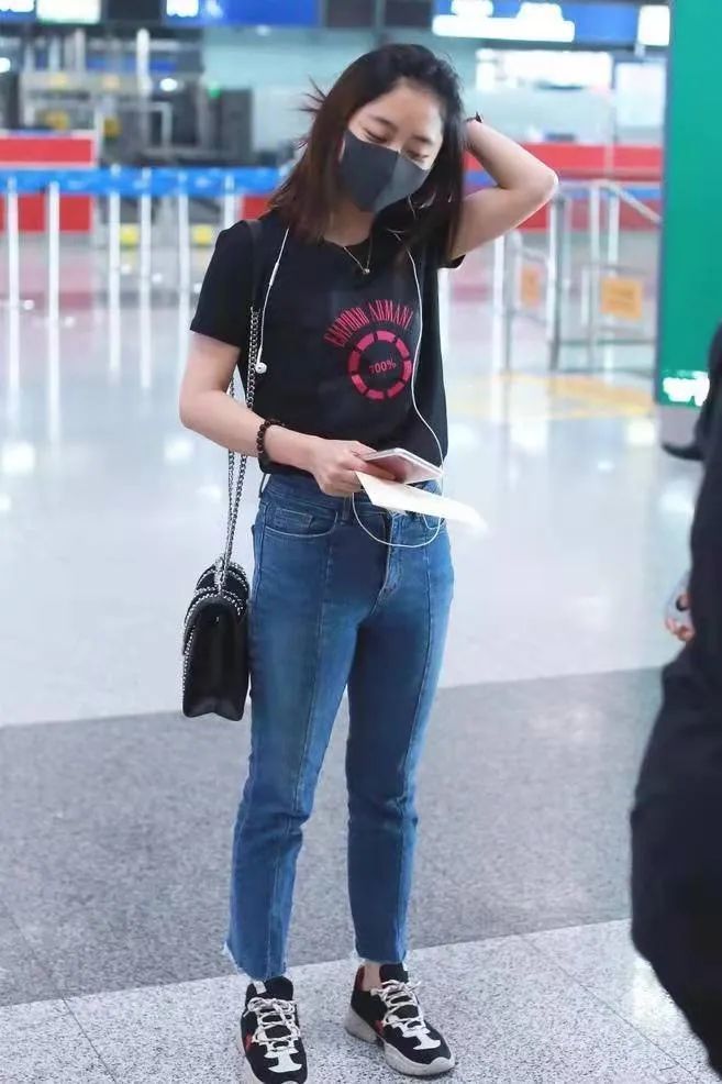 牛仔裤别乱穿,鞠婧祎最新彩排照显腿粗,刘亦菲仿佛有"大象腿"_腾讯