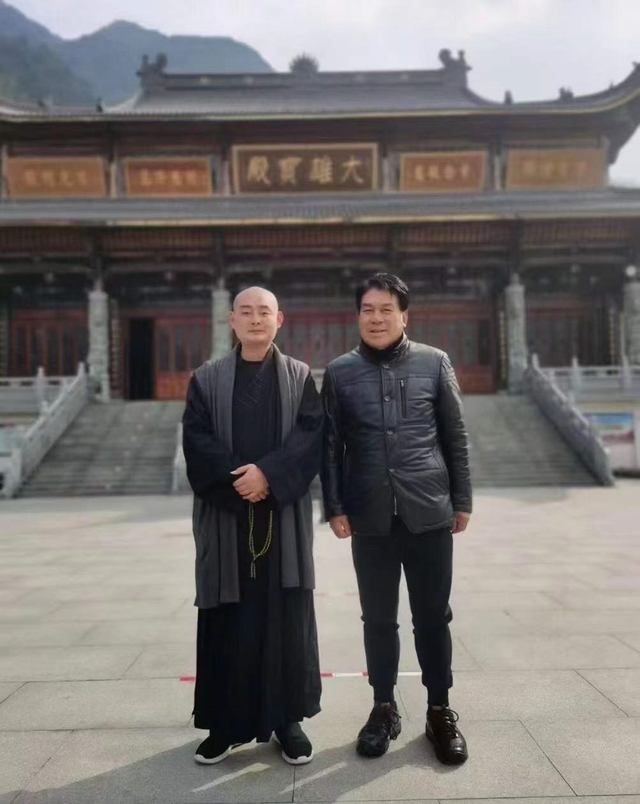 67岁朱时茂近照曝光现身九华山祈福神采奕奕身材壮硕