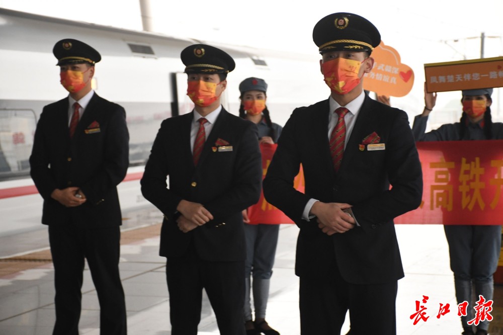 刚开通的武赣深高铁有个男乘务组