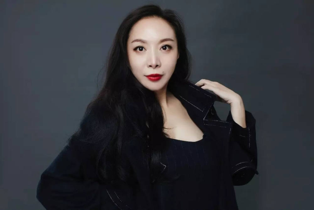 孙佳星转行当导演,叶彤与黑人生下混血娃_腾讯新闻