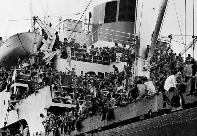 1975年西贡时刻美军狼狈撤离越南飞行员弃机跳海