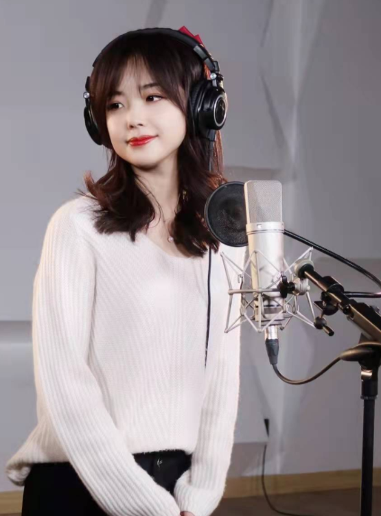 近年来王冰冰凭借甜美的外表和扎实的主持功底备受年轻