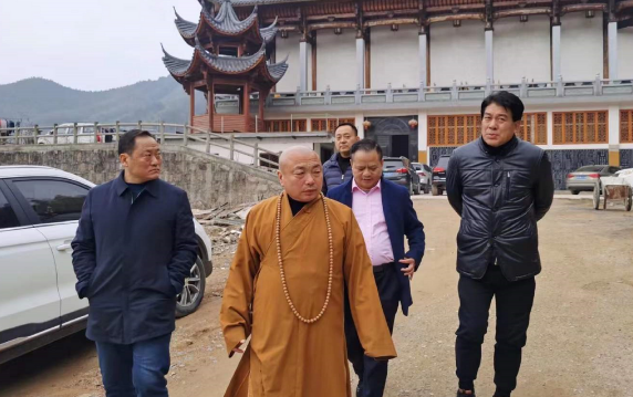 67岁朱时茂近照曝光精神奕奕现身寺庙祈福满头黑发身材发福