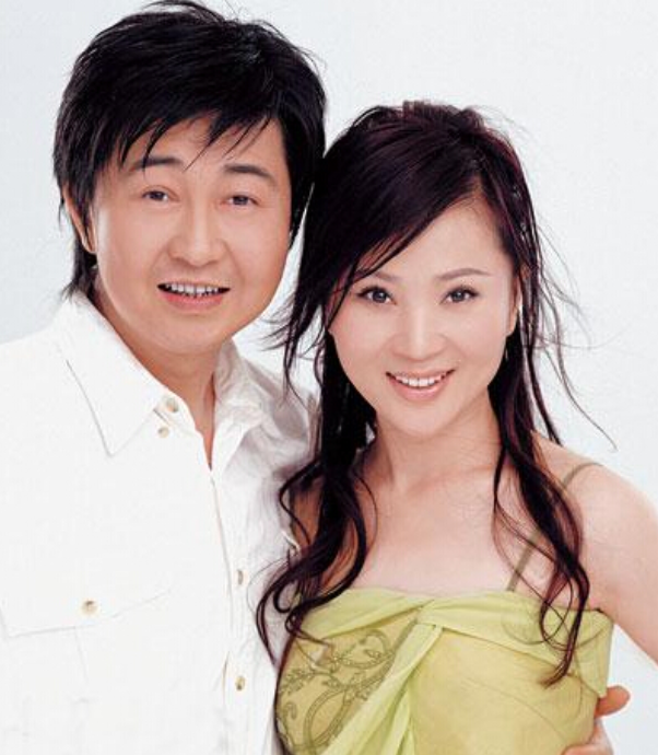 夫妻二人在躺着床上,付笛声说着歌词,任静在一边记着,不满意就不断