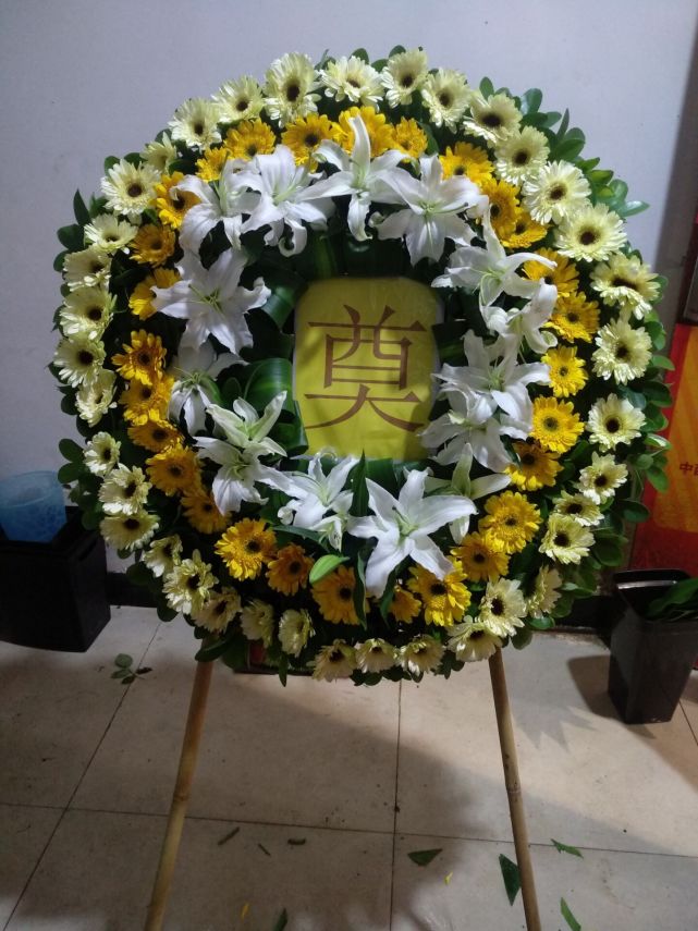 祭奠鲜花选择方法和注意事项简介首先花圈购买者需要明确自己与已逝之