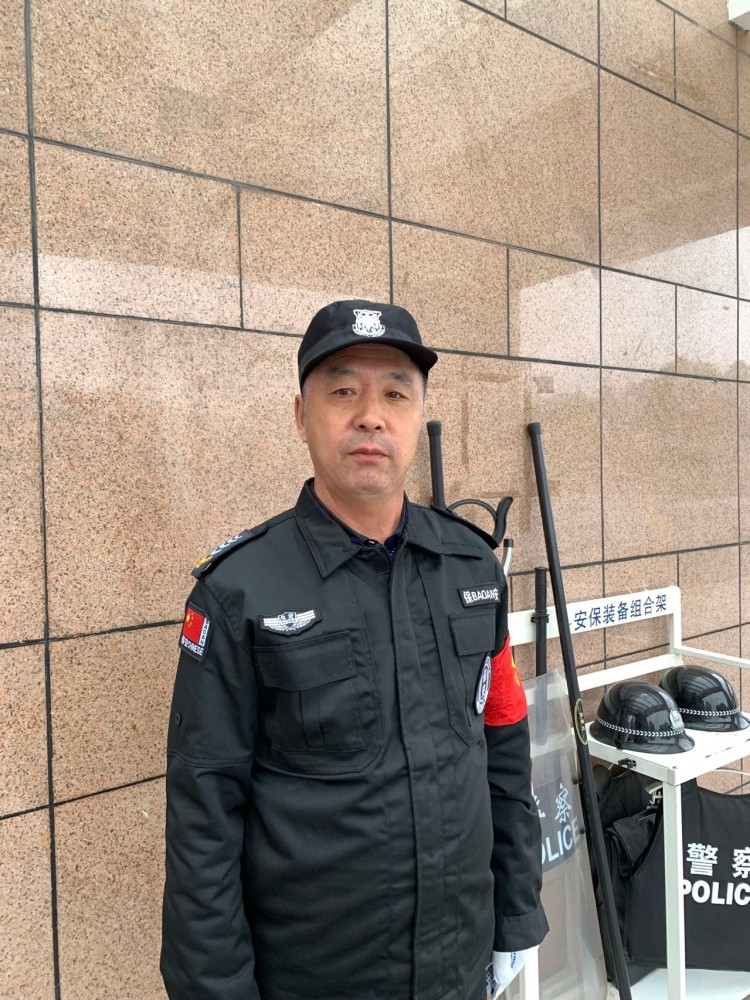 为和留学生"搭讪",长沙一高校保安大叔自学英语_腾讯新闻