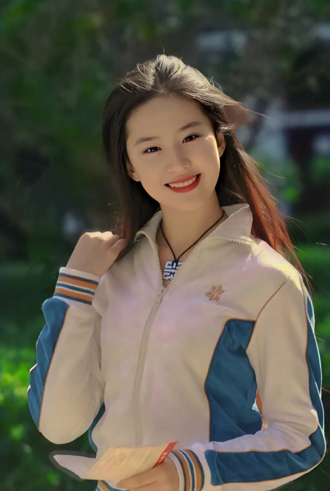 刘亦菲年轻时有多美穿运动装拍写真像邻家姐姐皮肤嫩到能掐出水
