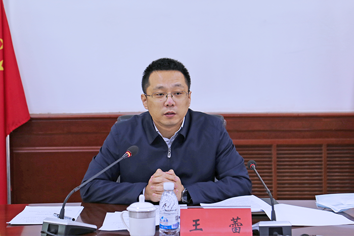 县委副书记县长王蕾主持召开县委常委扩大会议