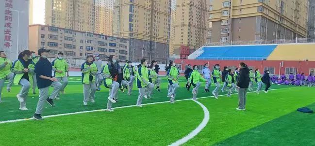 保定市第三中学分校新操场投用后 孩子们玩嗨了_腾讯新闻