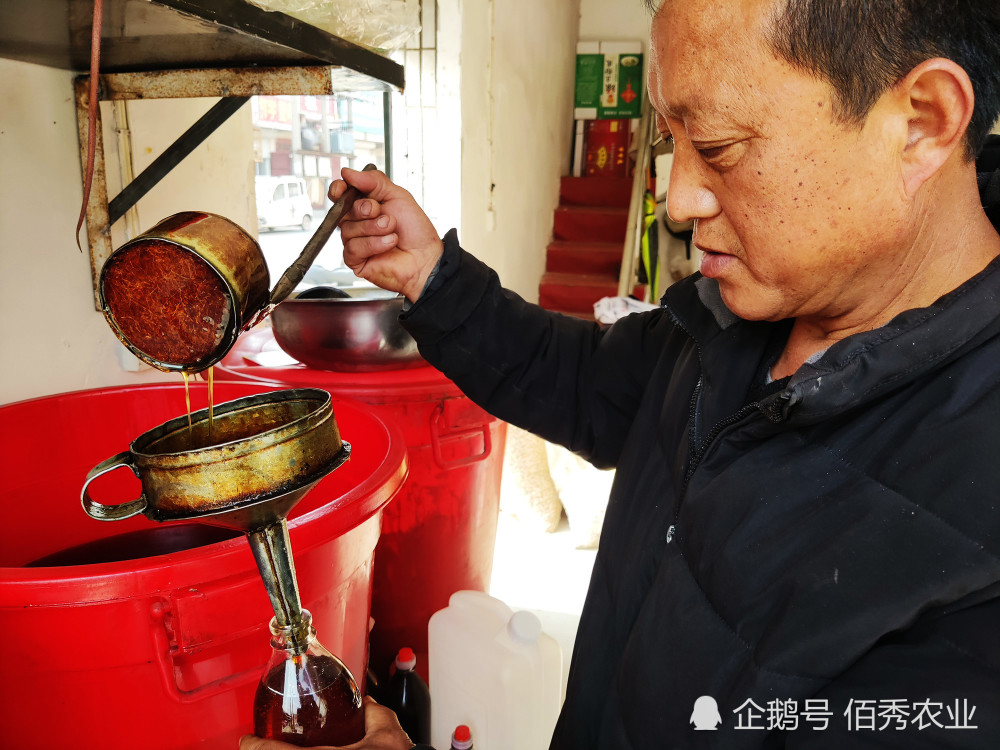 農村大哥擺攤賣炒貨一年只做30天好生意收攤就能過肥年